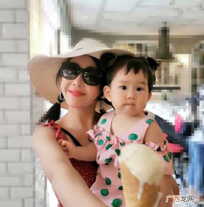 当女儿面与杜若溪贴脸秀恩爱 杜若溪严屹宽
