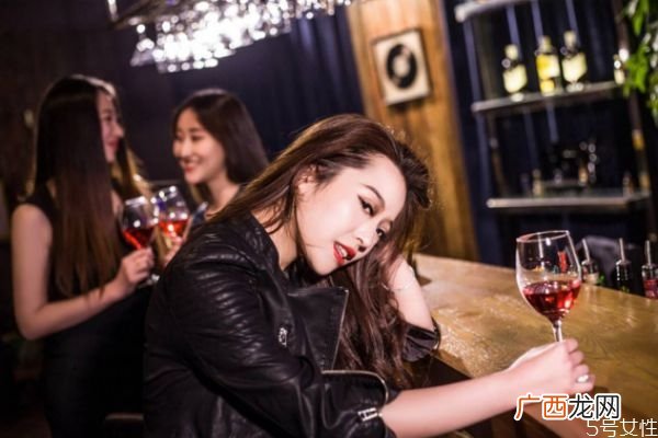 酒吧搭讪怎么开场白酒吧搭讪技巧