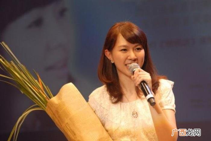 卓依婷死了吗，37岁卓依婷近照少女感十足