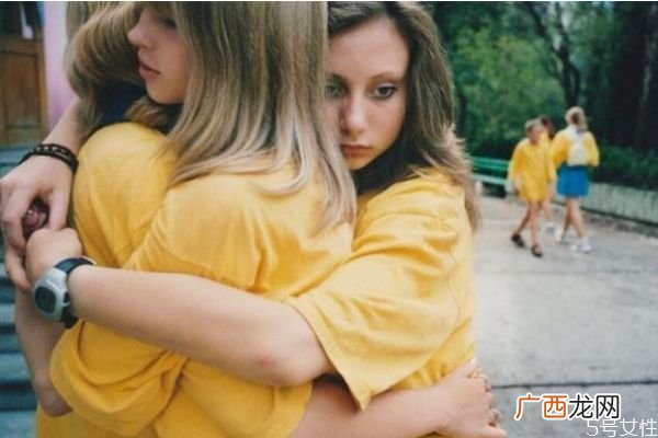女生主动就掉价吗恋爱中女生掉价的行为