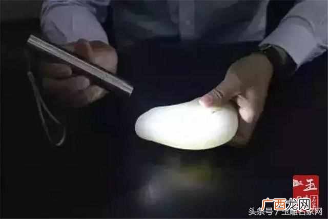 怎么鉴别和田玉真假？用灯光鉴定和田玉文理区