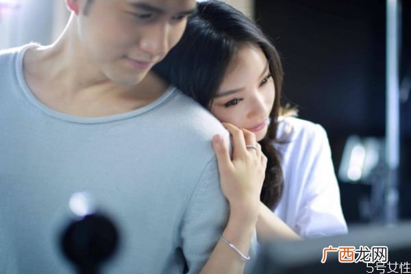 恋爱中女生应该不应该主动呢主动女生结局怎么样呢