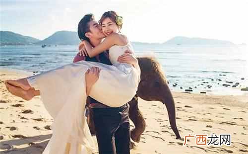胸小穿婚纱怎么办？选对婚纱，胸再小也好看