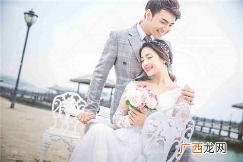胸小穿婚纱怎么办？选对婚纱，胸再小也好看