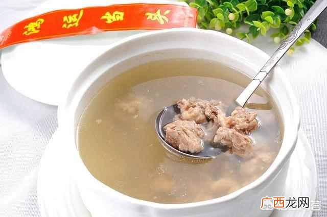 骨头汤怎么熬好喝？大厨教你详细的煲汤步骤，