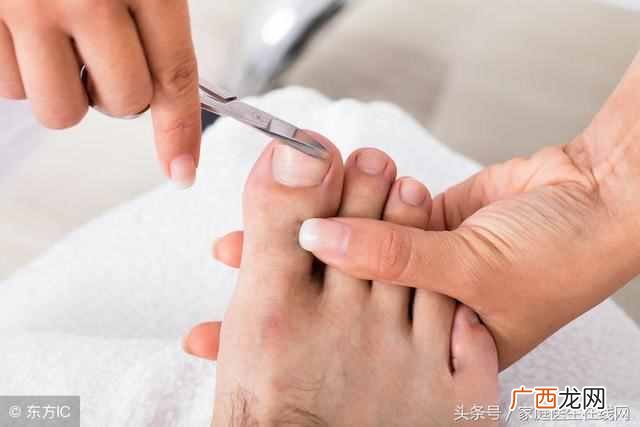 脚浮肿是怎么回事？原来是6个原因导致的，不看