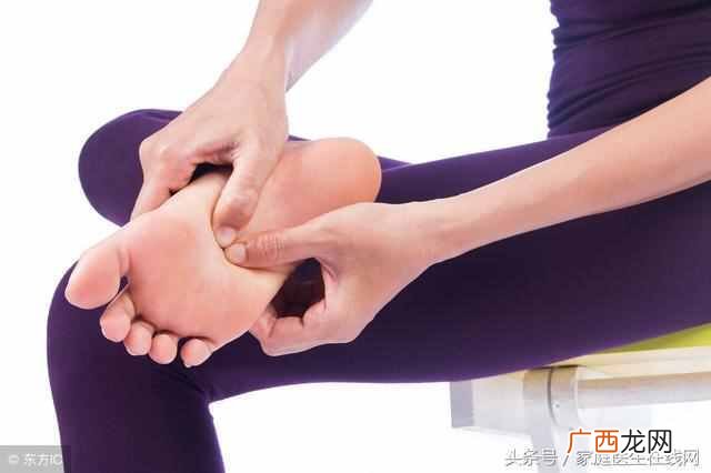 脚浮肿是怎么回事？原来是6个原因导致的，不看