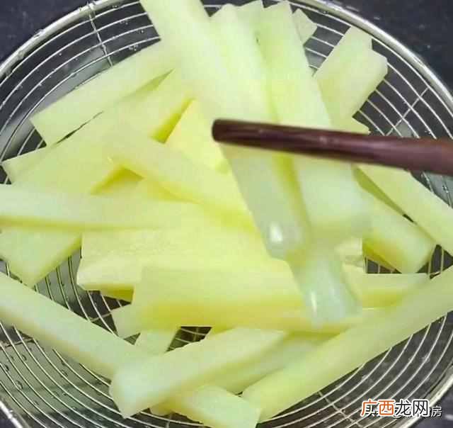 炸薯条掌握这2个关键，炸出来的香脆爽口、而且不会发软