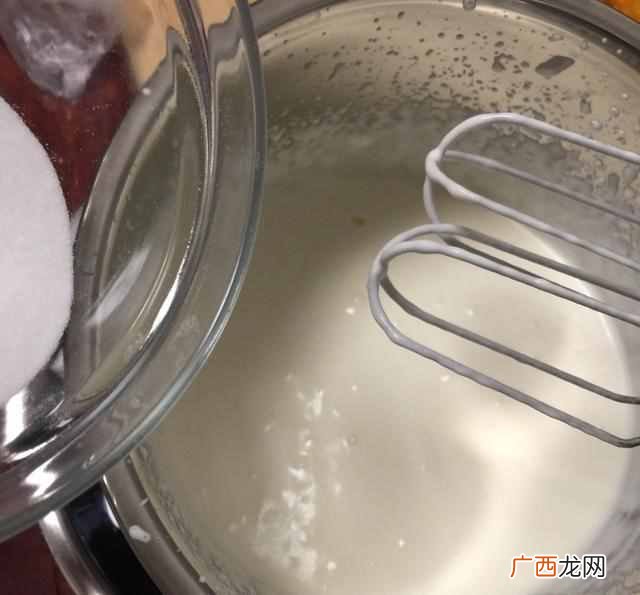 淡奶油怎么打发？需要加多少糖，新手五分钟就