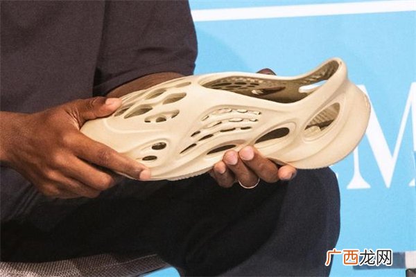 yeezy凉鞋是真的吗_价格多少钱