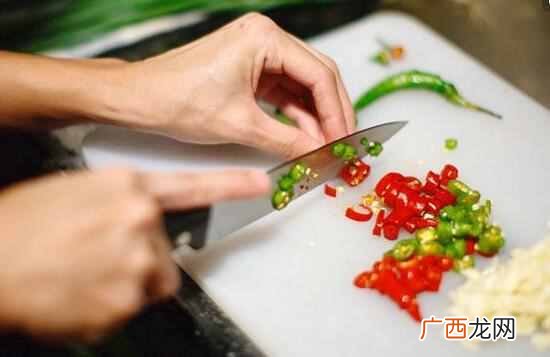 切辣椒后手很辣怎么办，辣椒应该这样切！