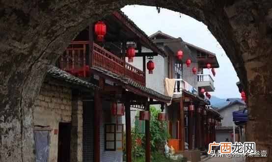 中国唯一在水上的古镇, 至今不通车、不修桥, 只有坐船才能到达！