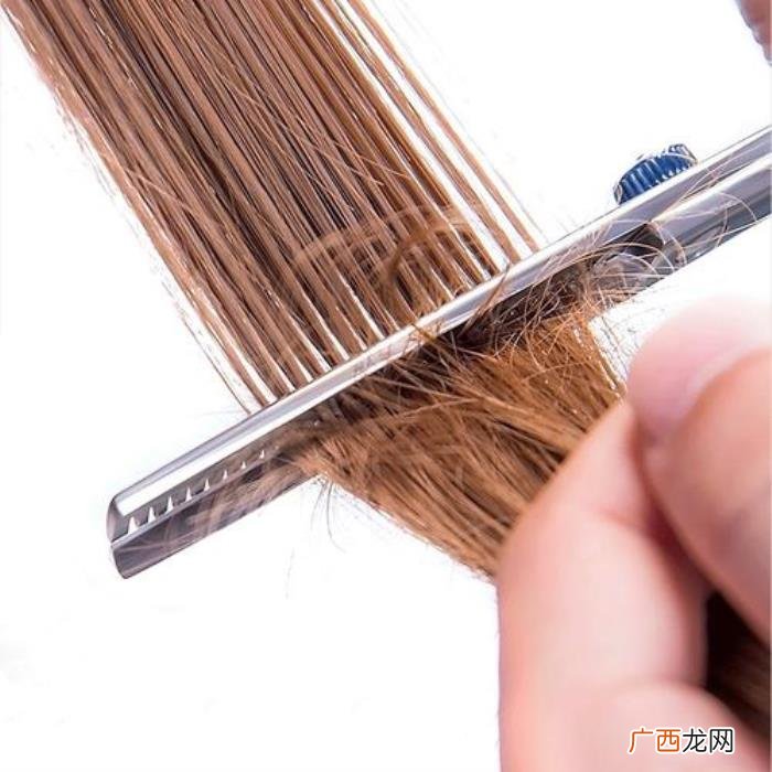 为什么有些理发师剪发时都要打薄 打薄头发有什么坏处