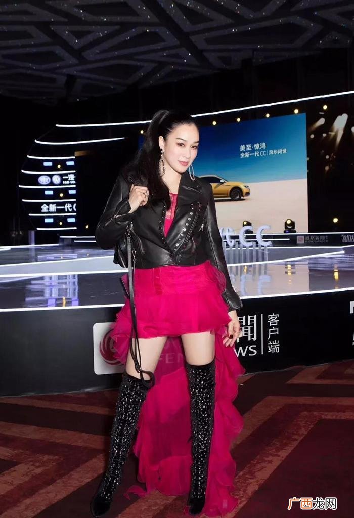 穿镂空紧身衣配皮裤又唱又跳 紧身衣的尴尬