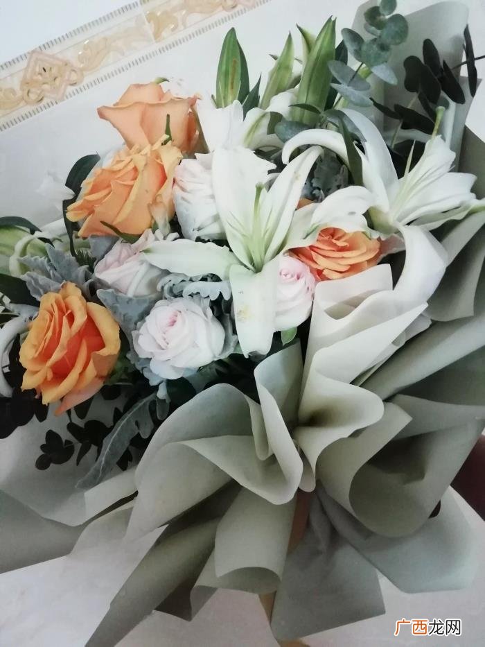 第一次送女生花怎么说最好，面对第一次收到表白的鲜花