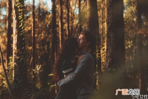 老公摔东西应该离婚吗老公家里砸东西是家暴吗