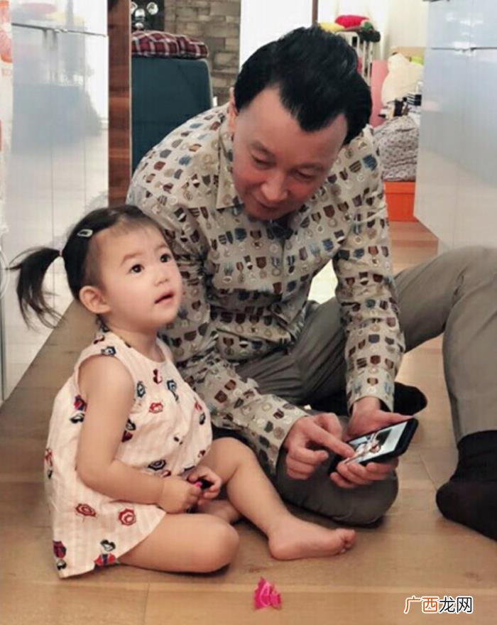 陈冠希母亲和孙女温馨同框 陈冠希父母