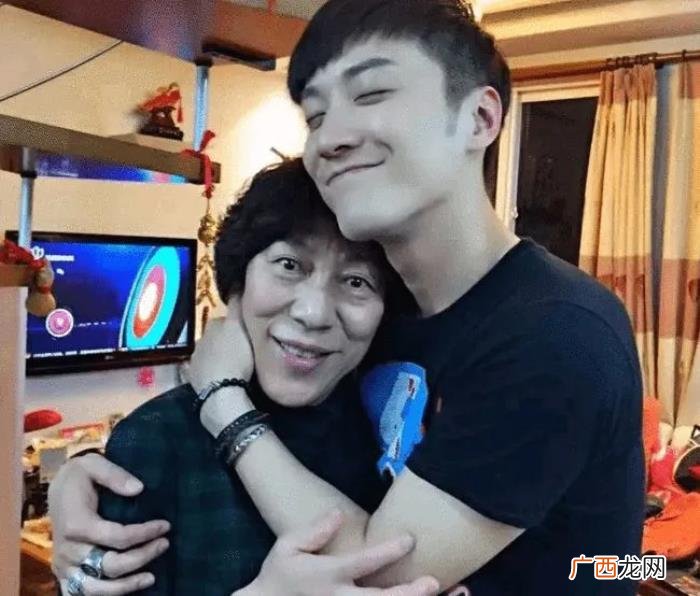 尹正陈都灵疑似恋情曝光 陈都灵的男朋友张艺兴
