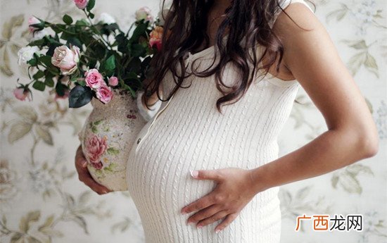 平胸的准妈妈会不会没奶水 隆胸的准妈妈有奶水吗