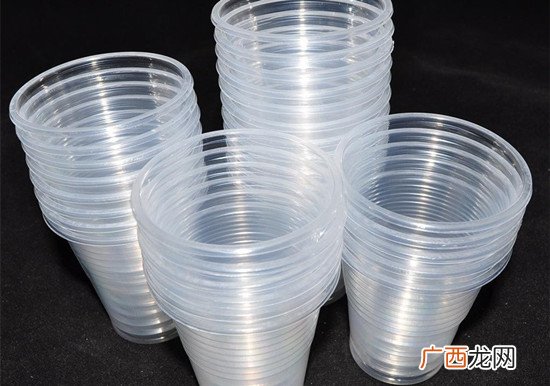 塑料杯子装热水有危害吗 这些塑料杯子你还在循环使用吗