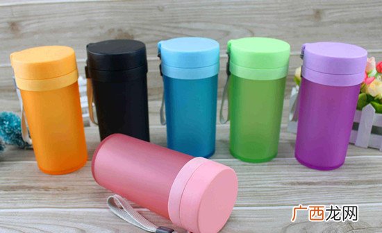 塑料杯子装热水有危害吗 这些塑料杯子你还在循环使用吗