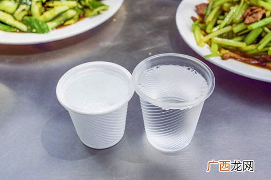 塑料杯子装热水有危害吗 这些塑料杯子你还在循环使用吗