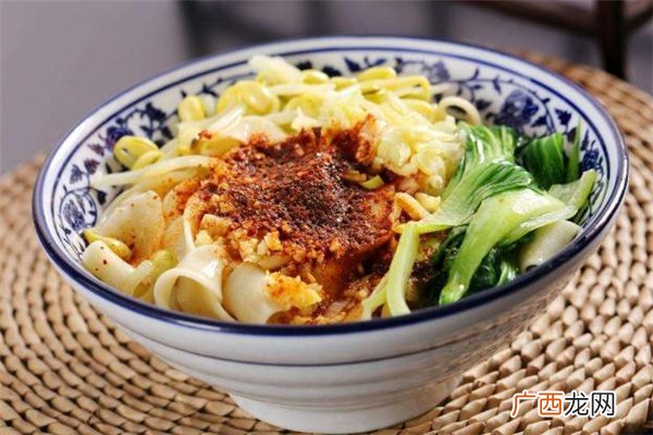 手擀面用冷水还是热水和面_手擀面用什么面粉最好