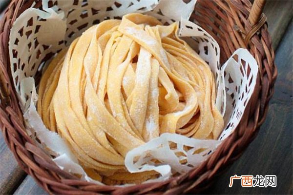 手擀面用冷水还是热水和面_手擀面用什么面粉最好