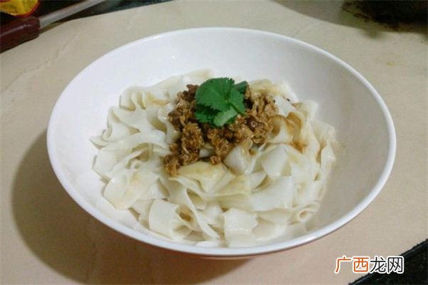 手擀面用冷水还是热水和面_手擀面用什么面粉最好