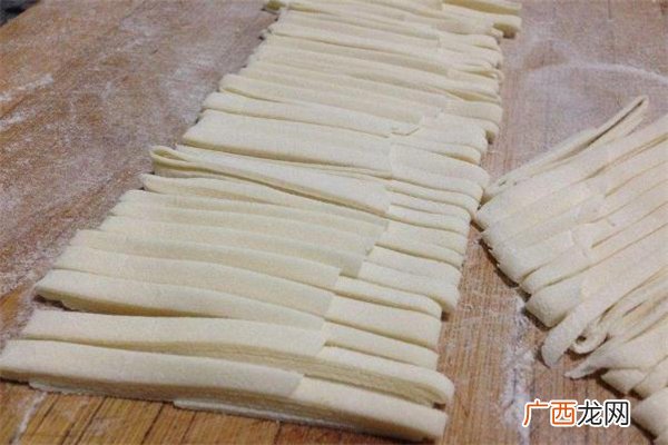 手擀面和面技巧_手擀面怎么擀