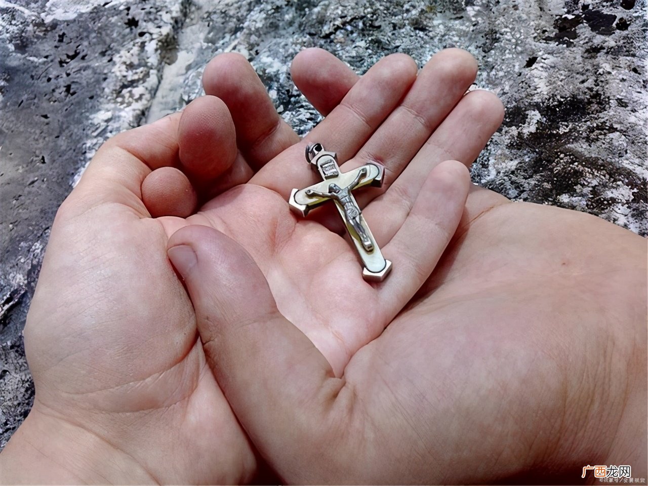 小三威胁老公说她要死怎么办，面对第三者以死威胁不肯离开