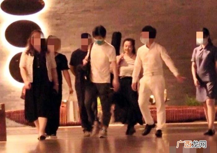 46岁李健与妻子度假 李健的老婆