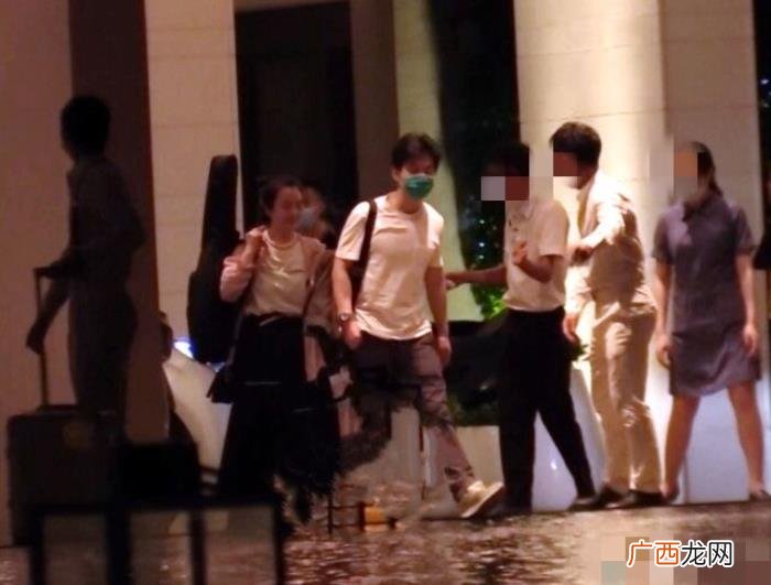 46岁李健与妻子度假 李健的老婆