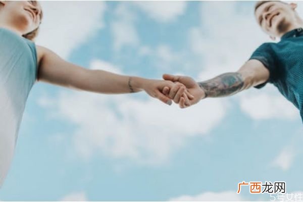 男人对你说这几句话表明他想跟你复合想和你复合的举动