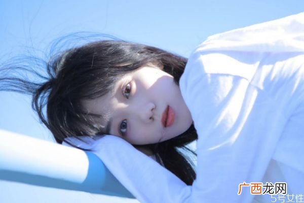 男生摸女生的鼻子代表什么男生摸你鼻子代表什么