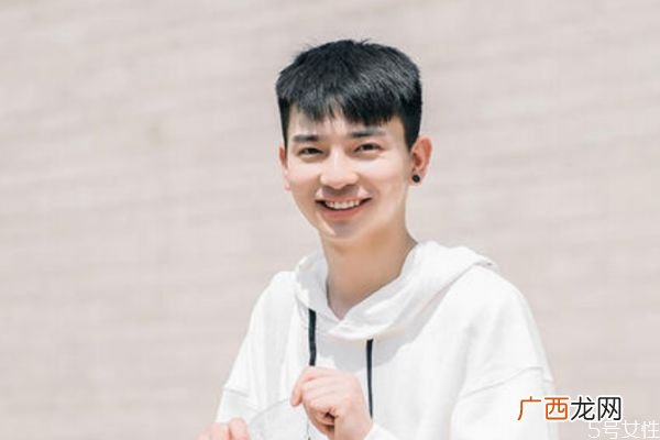 怎么分辨男生是否喜欢你男生喜欢你有什么表现