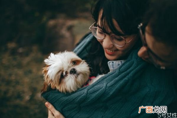 男孩暗恋你最准的表现小细节看出男人暗恋你