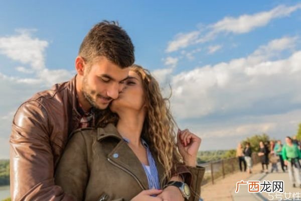 容易招男生喜欢的女孩是怎样的对付男人要以静制动
