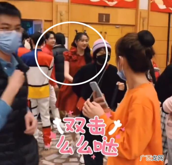 王一博是不是追过关晓彤，王一博后台遇见王冠cp女主关晓彤