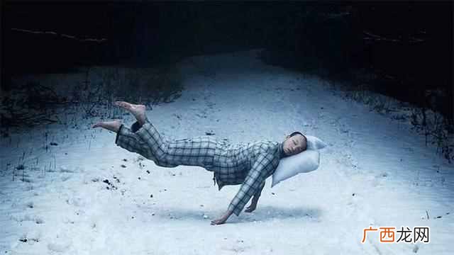 “鬼压床”原来是真的存在，感觉自己动弹不了，该怎么唤醒自己？