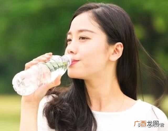 女孩子经常喝水，皮肤就一定能变好吗？真相来了
