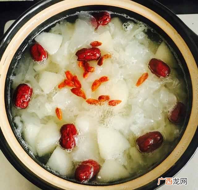 银耳汤的做法及银耳汤功效有哪些！