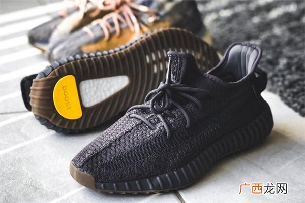 yeezy350黑生胶值得入手吗_反光吗