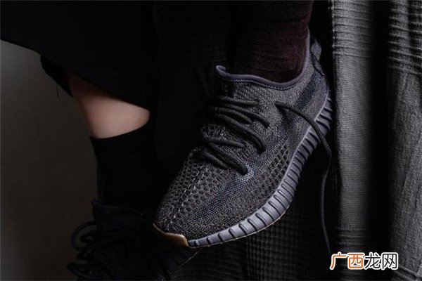 yeezy350黑生胶值得入手吗_反光吗