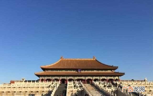 为啥古代城门都是往里开？往外开，敌人攻城时不是更难撞开吗？