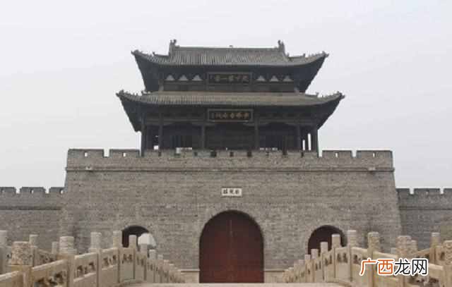 为啥古代城门都是往里开？往外开，敌人攻城时不是更难撞开吗？
