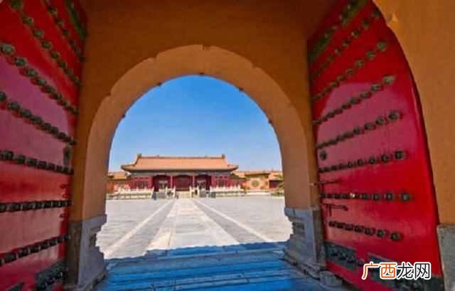 为啥古代城门都是往里开？往外开，敌人攻城时不是更难撞开吗？