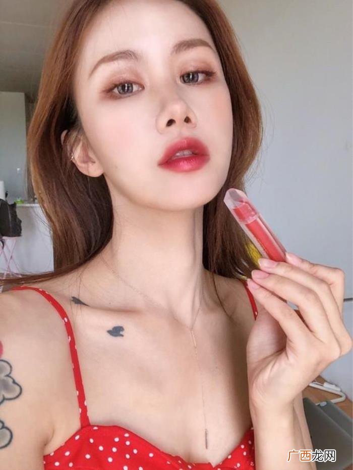 口红和唇釉里选哪个 唇釉好还是口红好