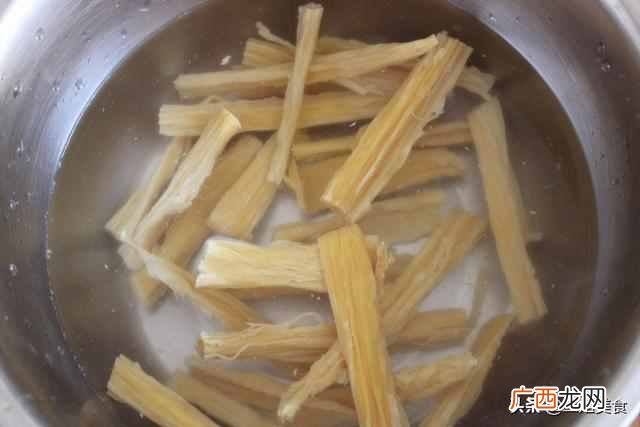 泡腐竹，直接放水里就错了，大厨教你一招，半小时泡发好还不夹生