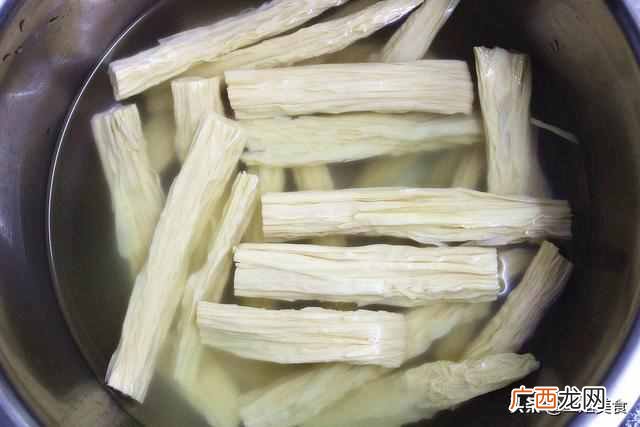 泡腐竹，直接放水里就错了，大厨教你一招，半小时泡发好还不夹生